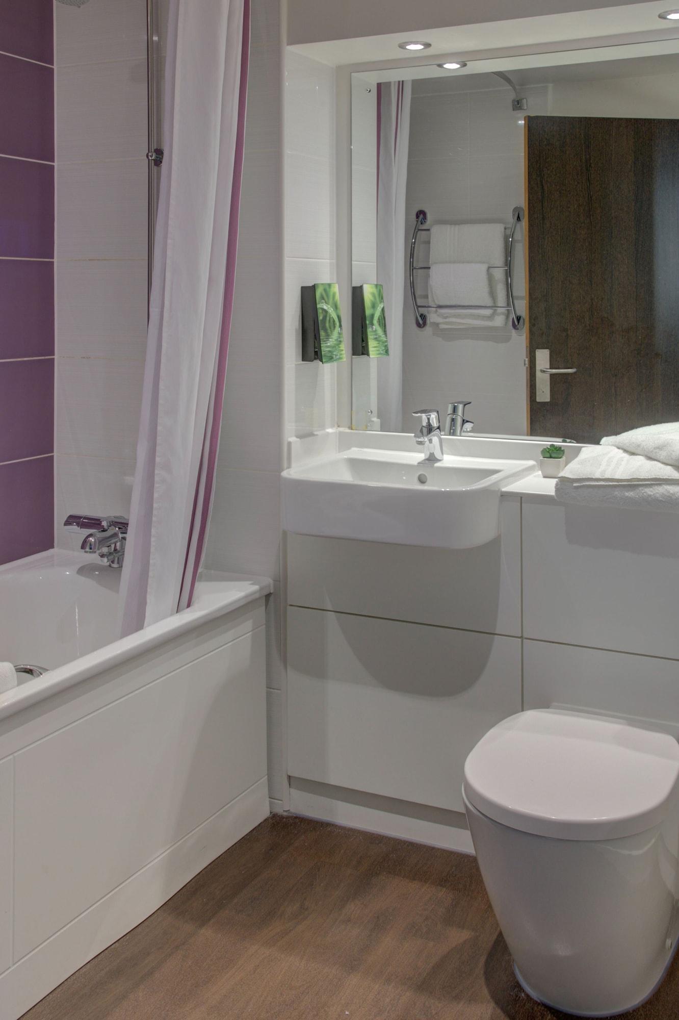 Premier Inn Huddersfield West Ngoại thất bức ảnh