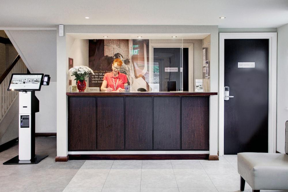 Premier Inn Huddersfield West Ngoại thất bức ảnh