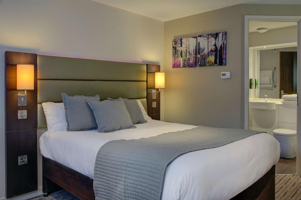 Premier Inn Huddersfield West Ngoại thất bức ảnh