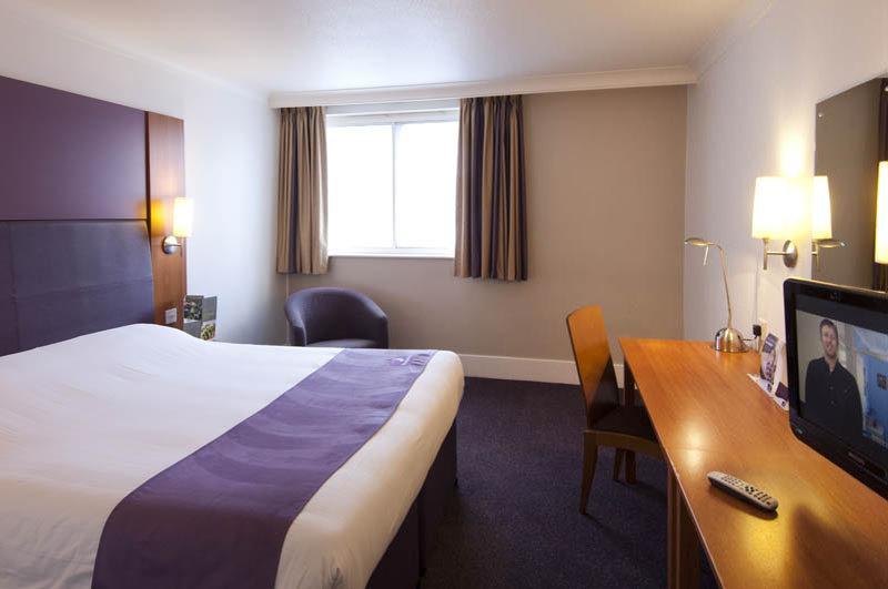 Premier Inn Huddersfield West Ngoại thất bức ảnh