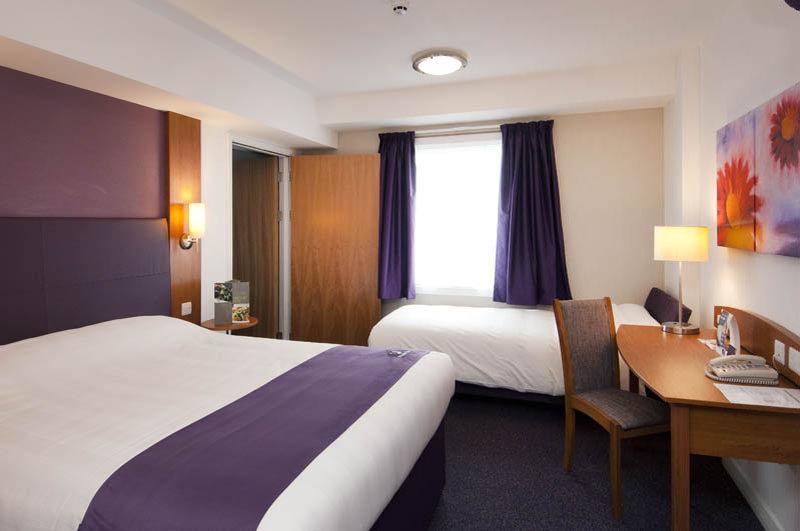 Premier Inn Huddersfield West Ngoại thất bức ảnh