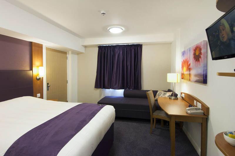 Premier Inn Huddersfield West Ngoại thất bức ảnh